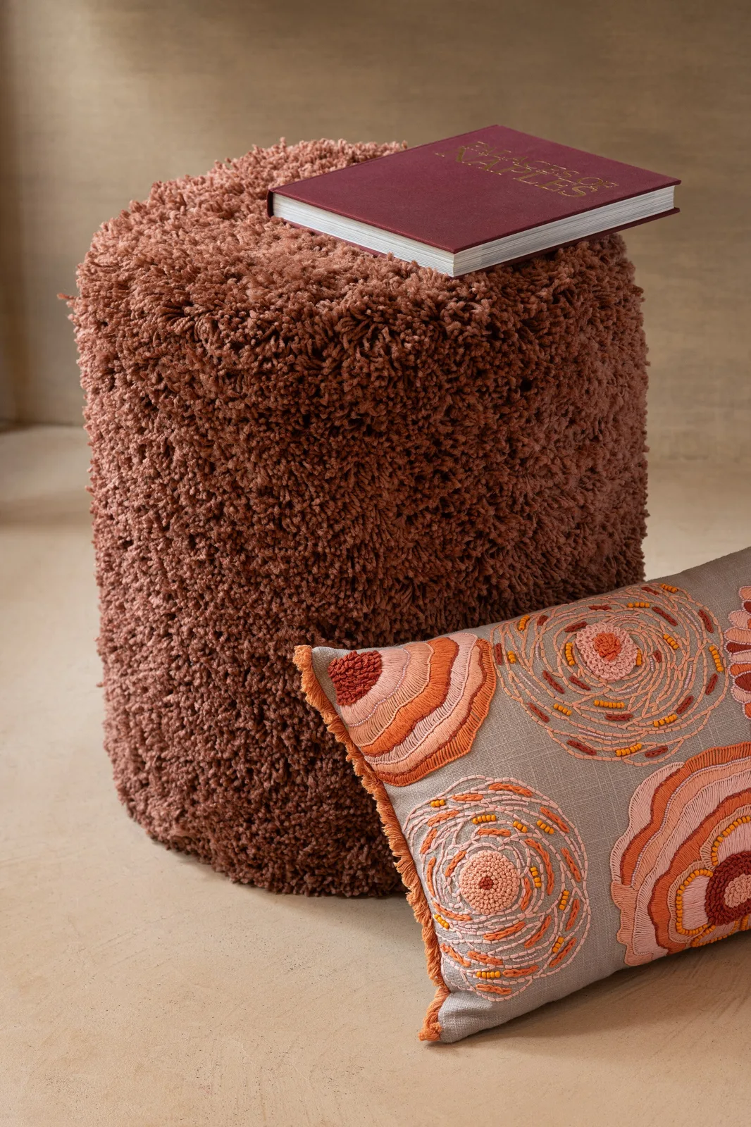 Elegante Poef | Cylinder Hocker Poef met Luxe Koperafwerking | Comfortabele Zitplaats voor Stijlvolle Interieurs