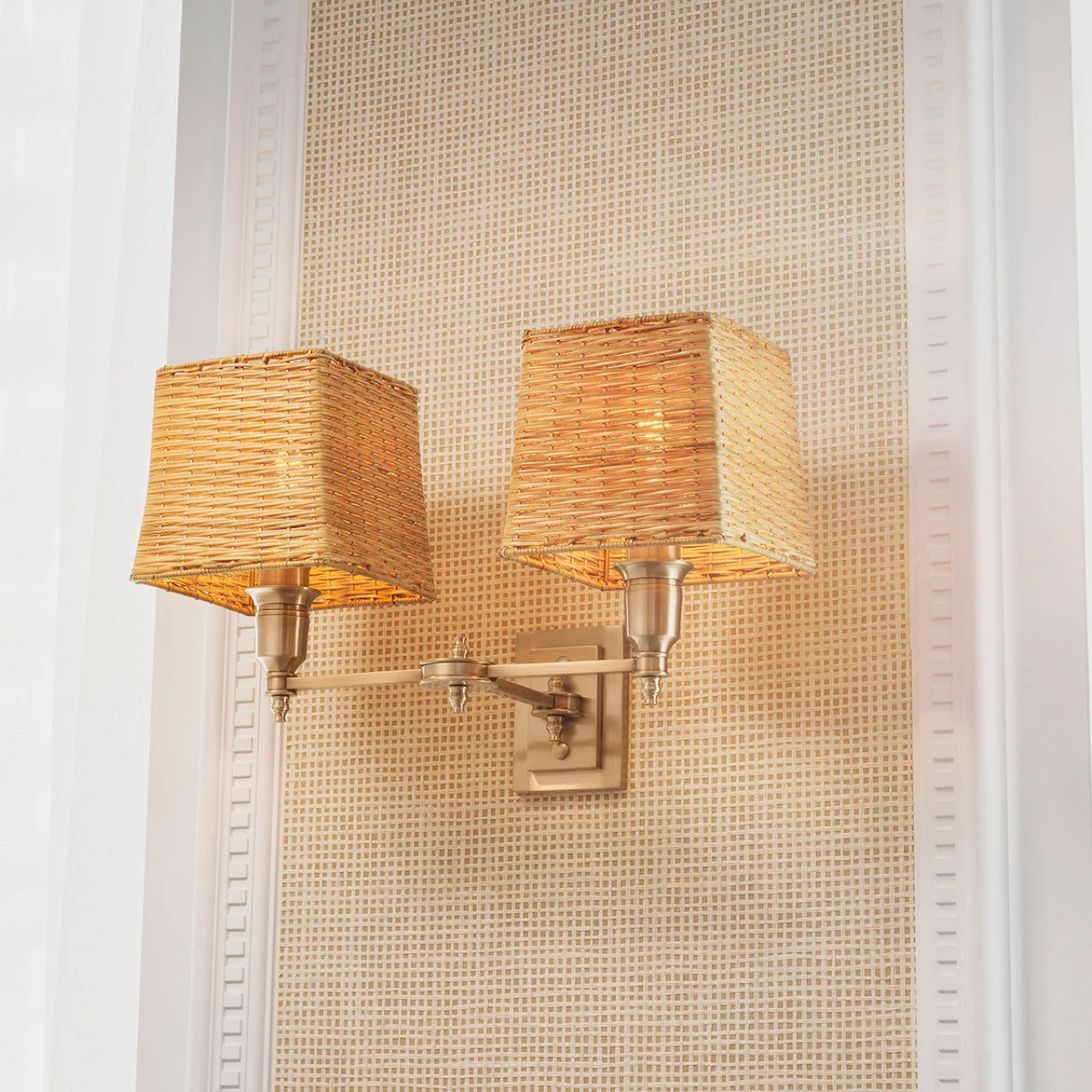 Lexington | Wandlamp met Antiek Messing Frame en Rotan Kappen | Elegante Verlichting voor Luxe Interieurs