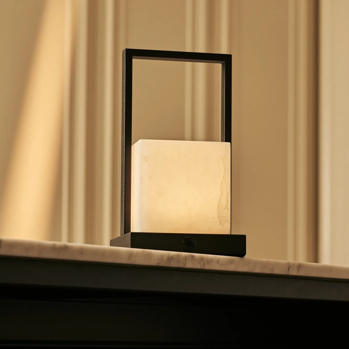 Nola oplaadbare tafellamp gemaakt van albast. Drie lichtmodi en oplaadbaar