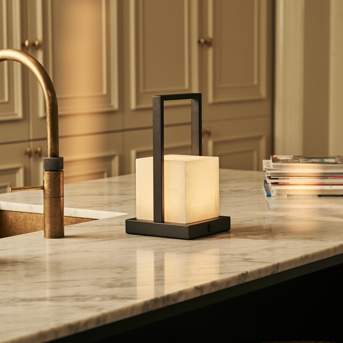 Nola oplaadbare tafellamp gemaakt van albast. Drie lichtmodi en oplaadbaar