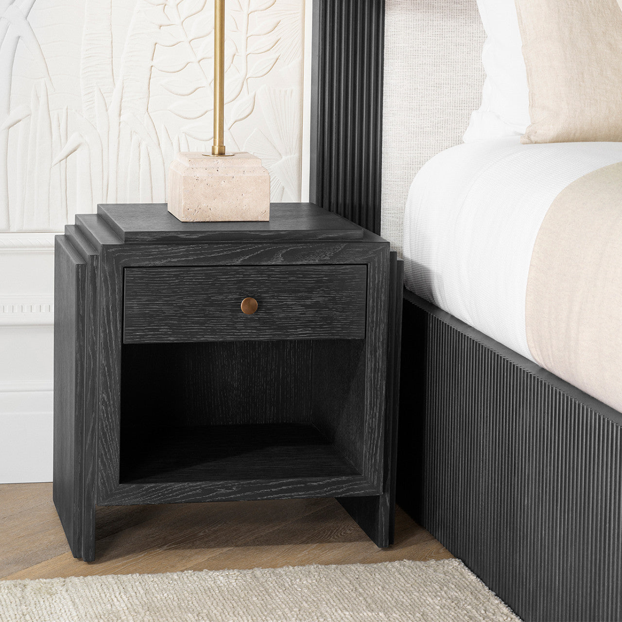 ArtDeco | Nachtkastje Zwart met Charcoal Grey Eikenfineer & Bronzen Accenten | Stijlvol Ontwerp voor Elegante Slaapkamers 2