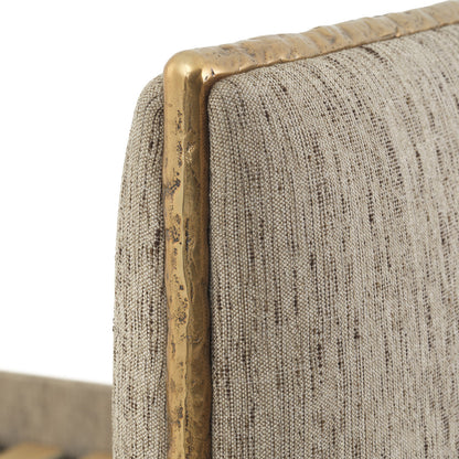 Luxe Bed met Gehamerde Metalen Rand en Zachte Beckett-Stof | Tijdloos Design voor Comfort en Elegantie 8
