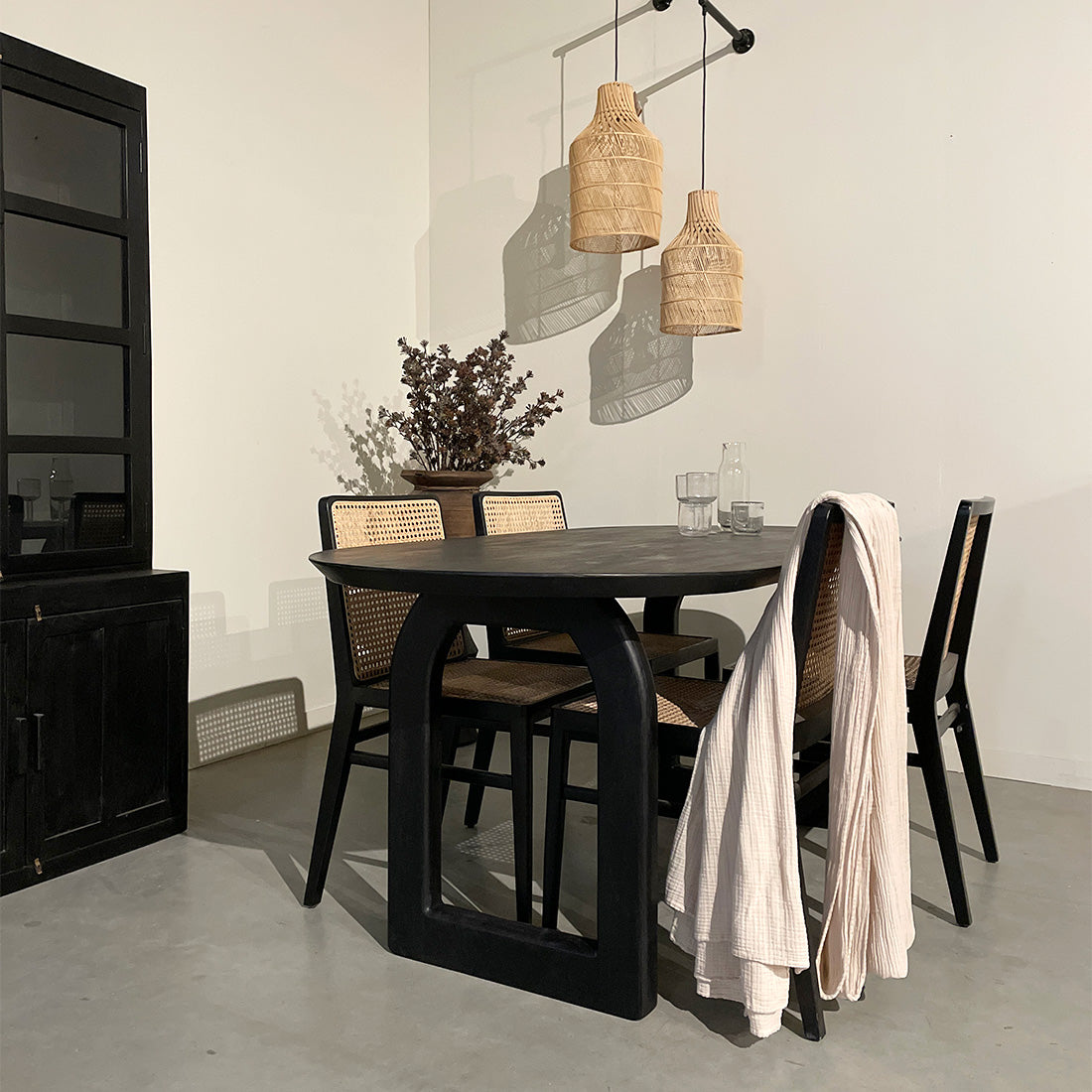 Moderne Ronde Eettafel van Mangohout met Organische Vorm - Elegant Design voor Stijlvolle Eetruimtes 1